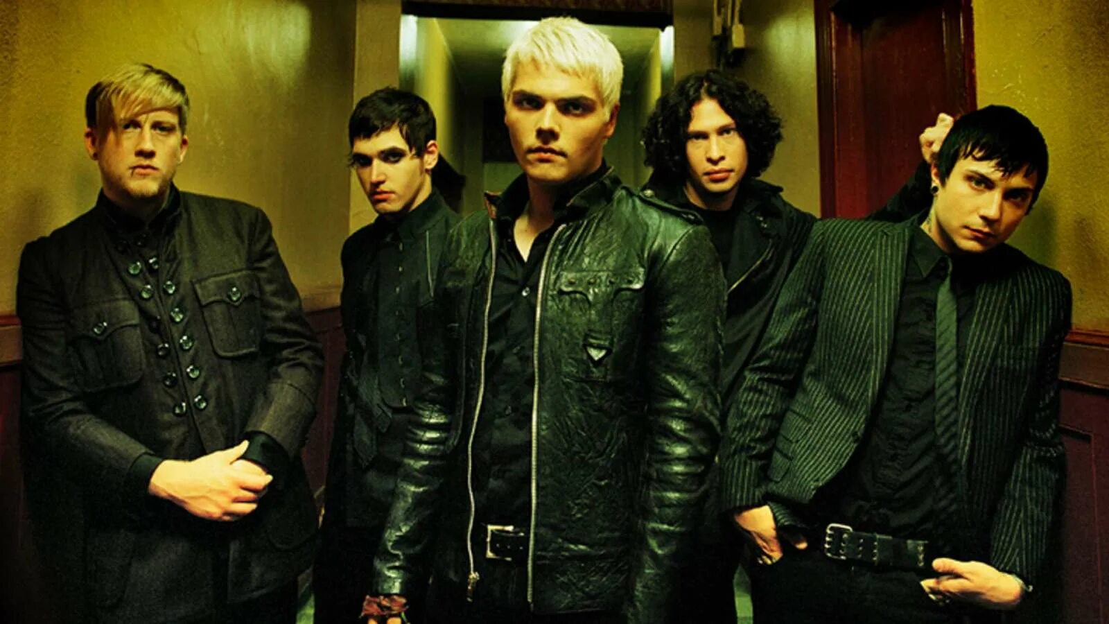 Let me группа. My Chemical Romance. Рок группа my Chemical Romance. Группа май Кемикал романс. My Chemical Romance сейчас.