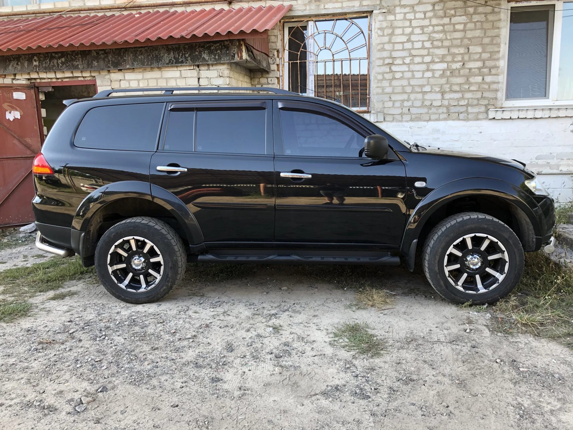 Mitsubishi Pajero Sport 2. Митсубиси Паджеро спорт 2 черный. Подножки Pajero Sport 2. Подножки Митсубиси Паджеро спорт 2.