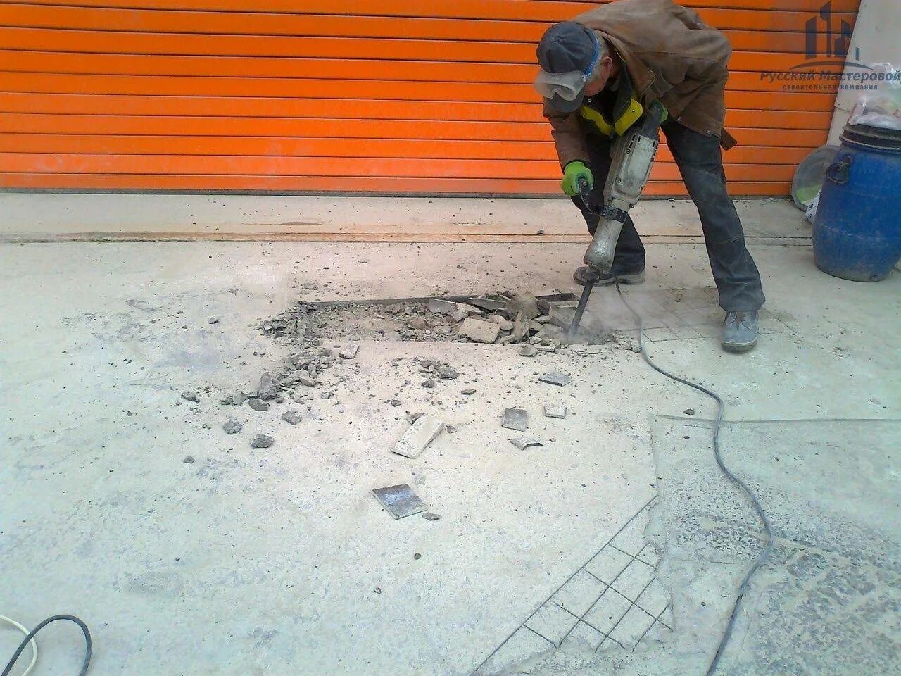 Ремонт бетонного покрытия. Демонтаж стяжки пола. Демонтаж бетона. Демонтаж бетонного пола. Демонтаж цементной стяжки.