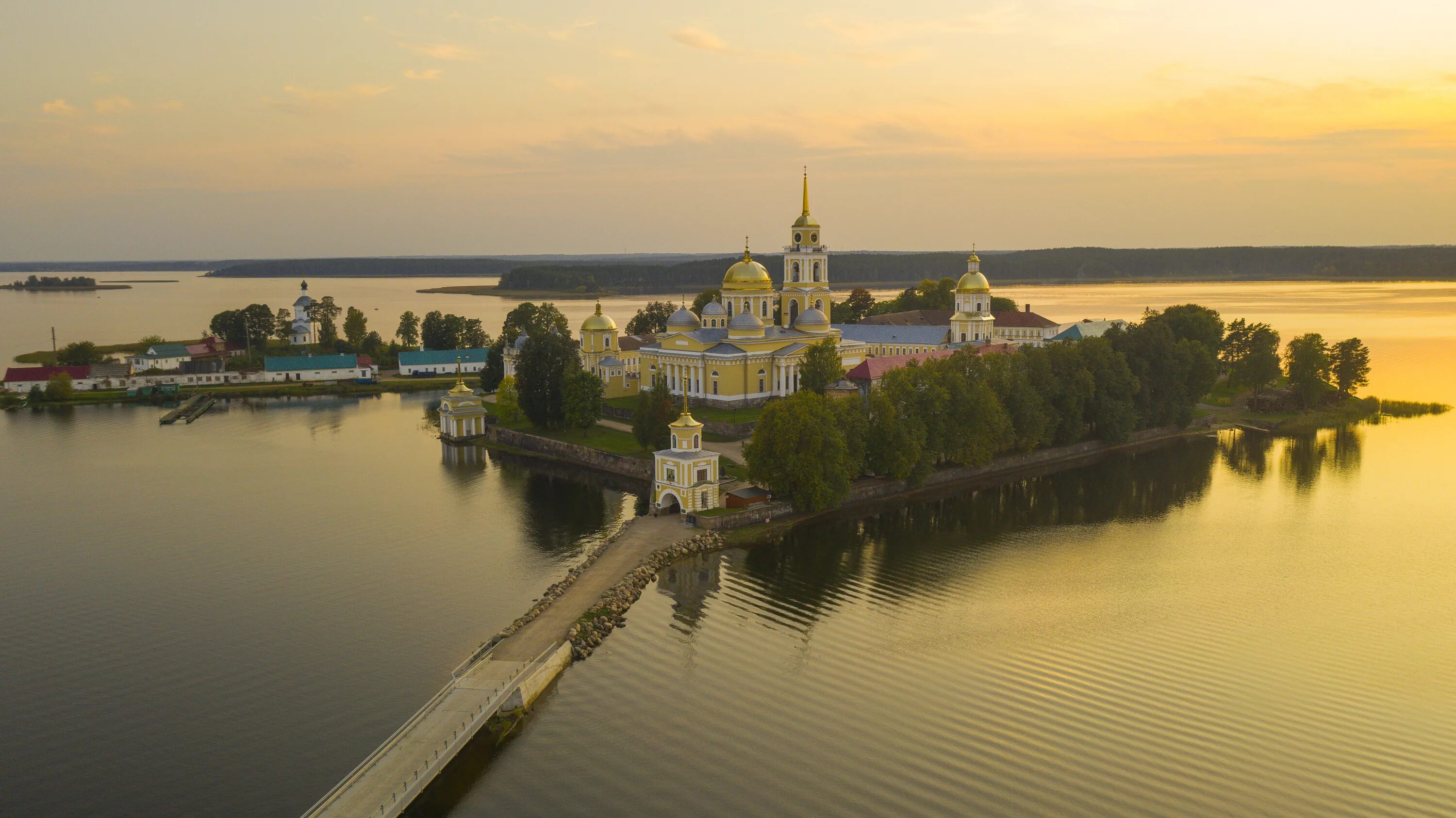 Монастырь Нило-Столобенская пустынь. Нило-Столобенская пустынь Осташков. Осташков монастырь Нилова пустынь. Монастырь Нилова пустынь Тверская область.