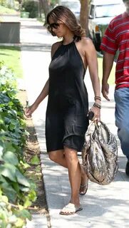 Соски Холли Берри торчат сквозь платье на прогулке.