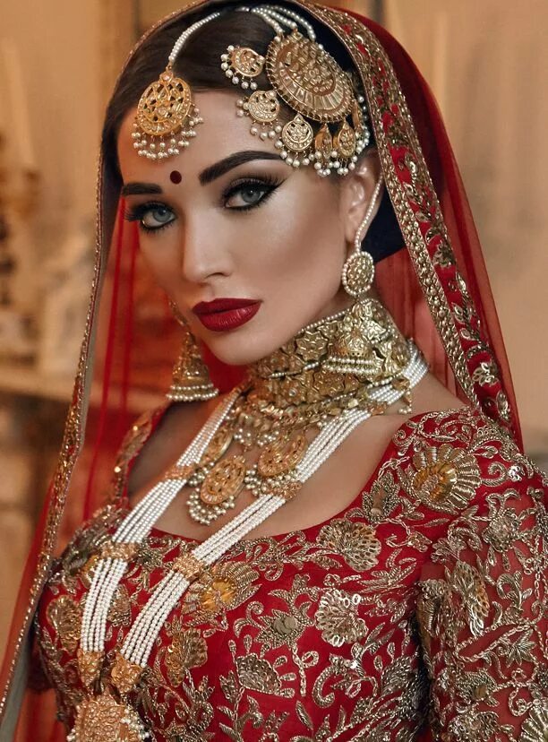 Индийский макияж. Арабский макияж. Никаб вуаль бурга маска. Индийские арабские. Восточные глаза девушек.