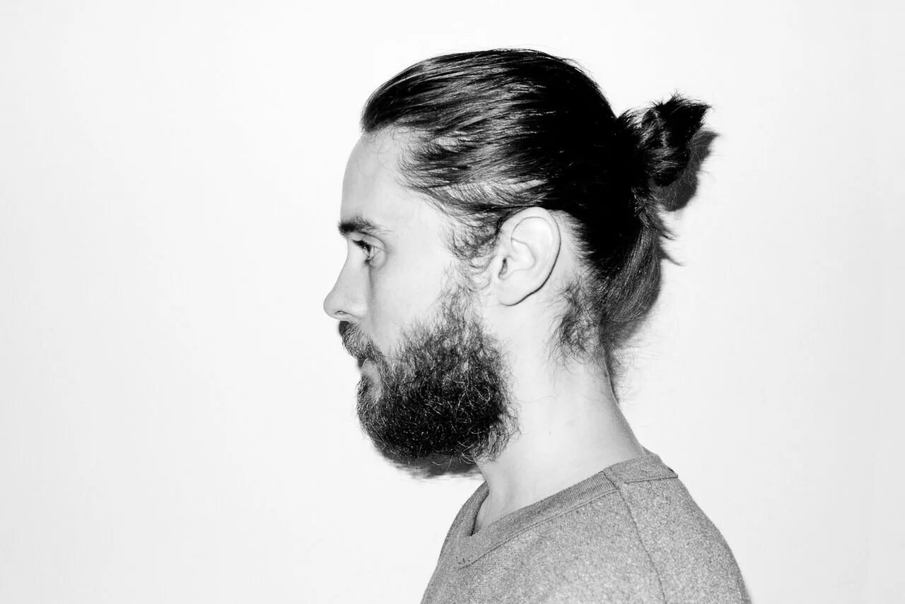 Прическа ман бун. Длинная голова у мужчины. Длинные мужские прически. Прическа ман бун. Мэн бун.