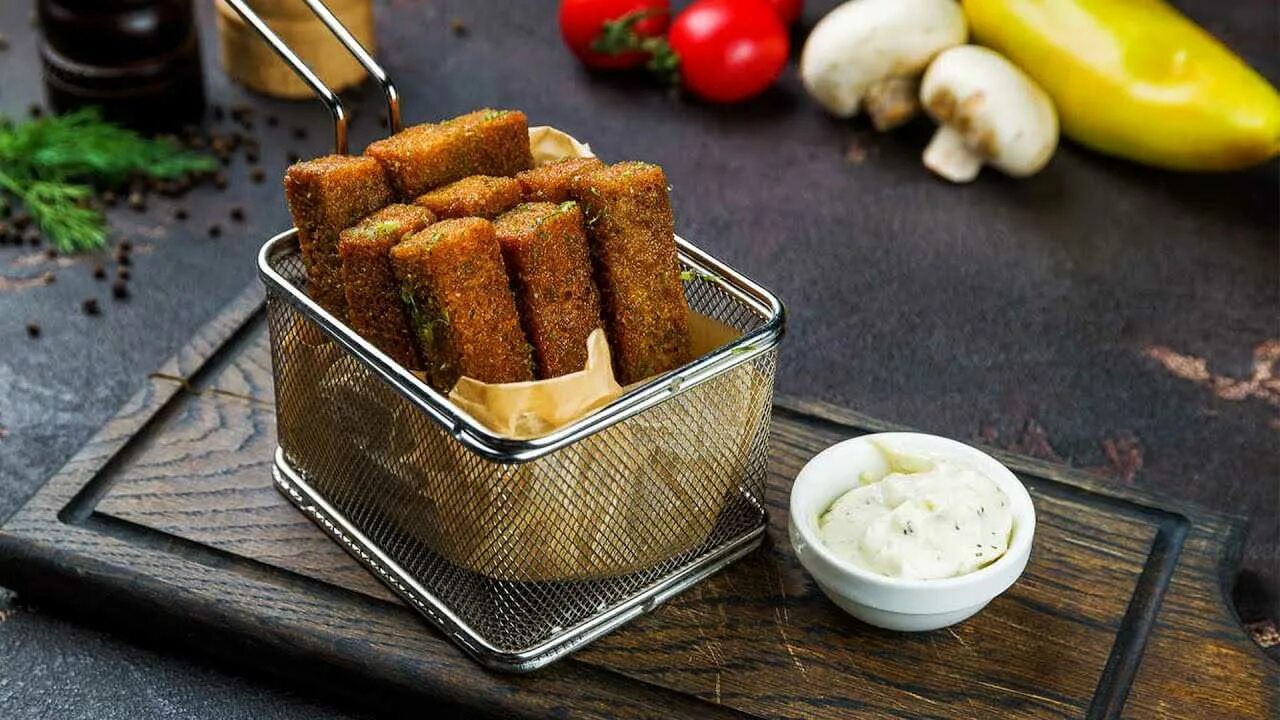 Гренки из черного хлеба как в баре. Гренки. гренки к пиву. гренки с чесноком. гренки чесночные к пиву.