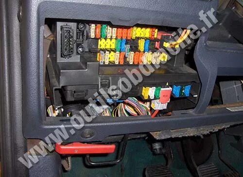 Citroen berlingo диагностический разъем. Citroen berlingo 2010 разъем обд. Диагностический разъем пежо партнер 2013. Обд разъем берлинго. Пежо 206 обд порт.