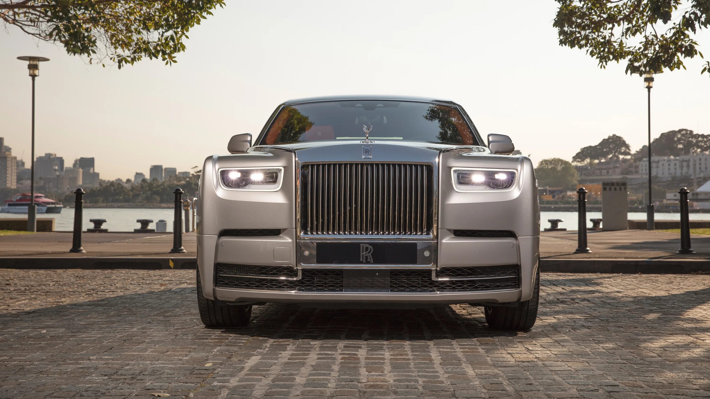 Роллс телефон. Роллс Ройс Фантом 2018. Роллс Ройс Фантом 2013. Rolls Royce Phantom 4. Роллс Ройс Фантом 2017.