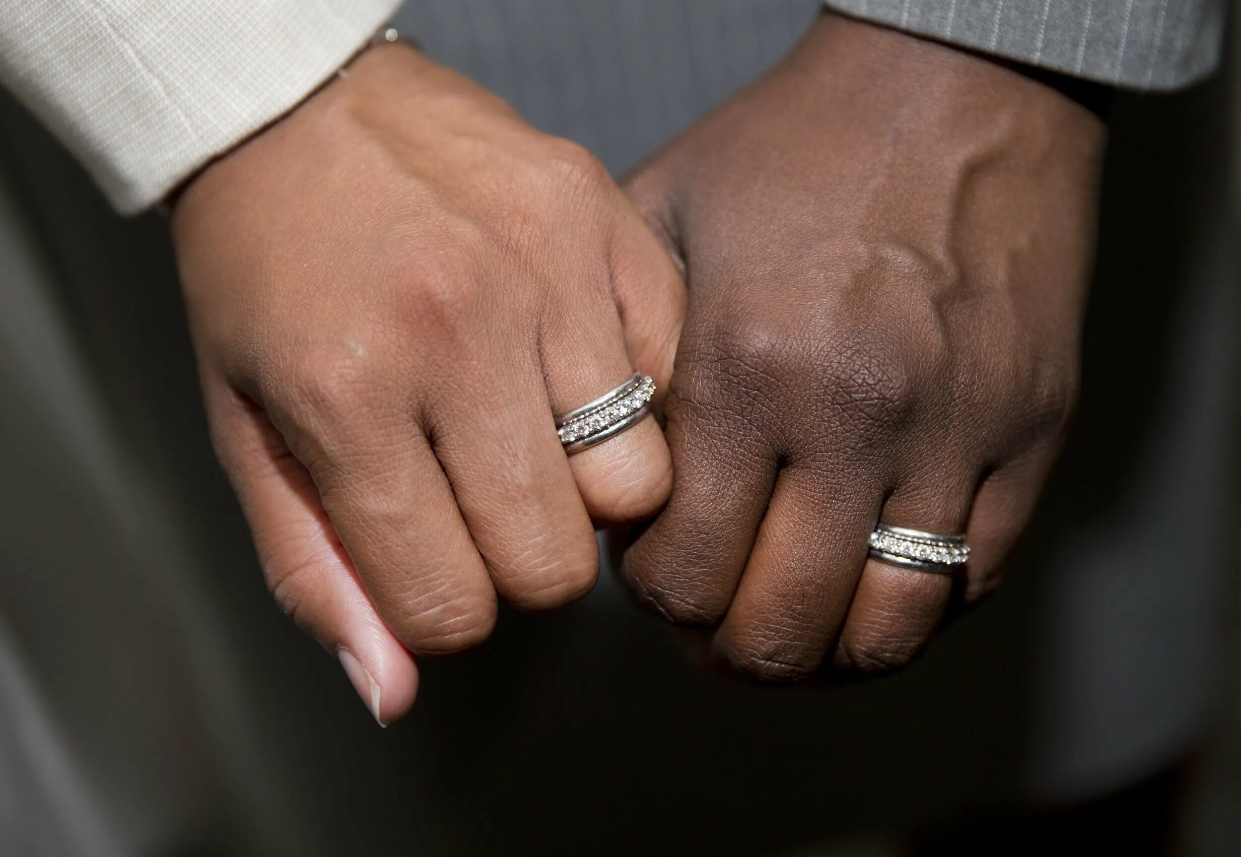 Муж обручальное кольцо. Мужские кольца на руке. Обручальные кольца для мужчин. Обручальное кольцо на руке мужчины. Кольцо в руке мужчины.