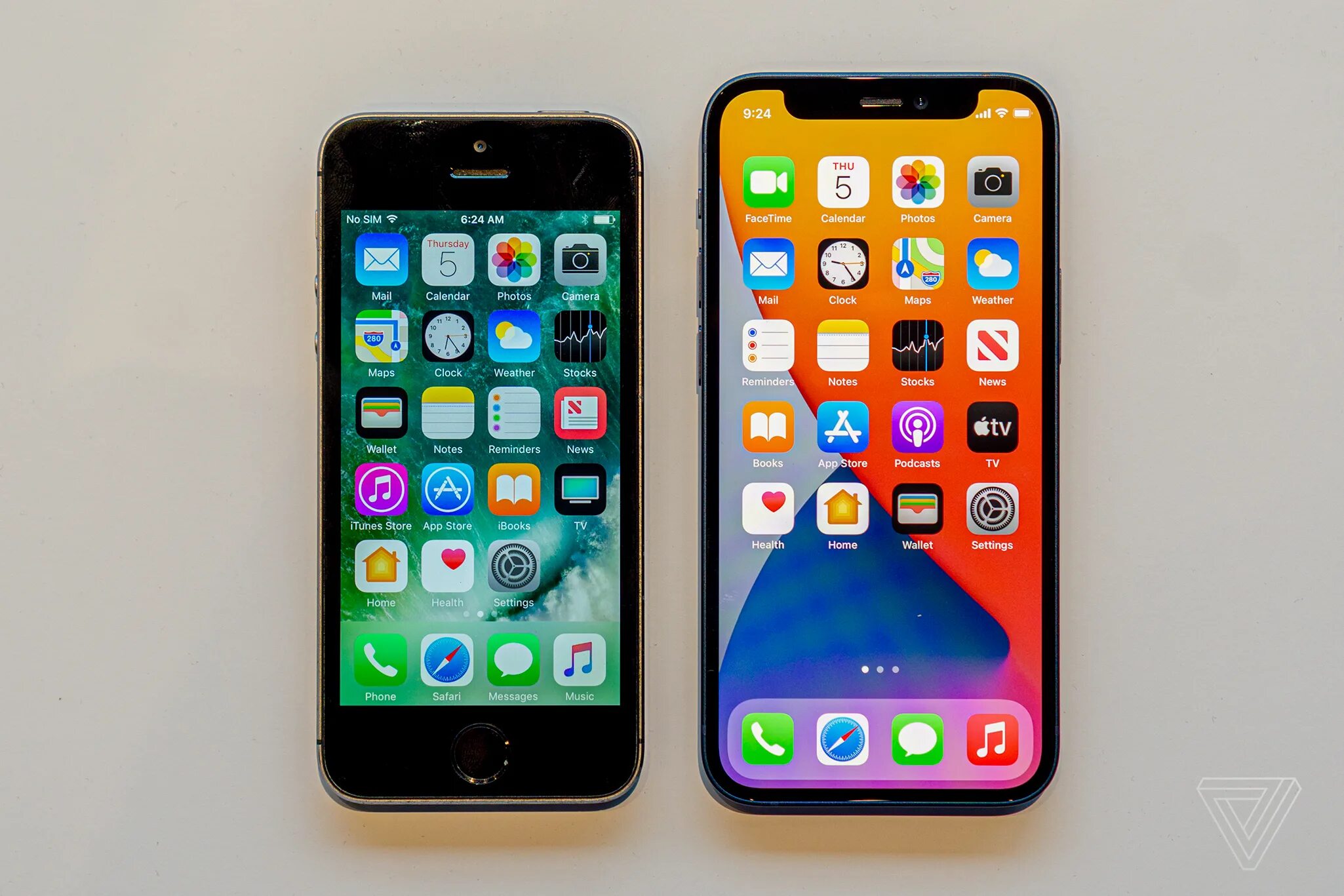 Iphone i. Iphone 12 Mini vs 5s. Iphone 12 Mini vs iphone 7. Iphone 13 Mini и 5s. Iphone 12 Mini и iphone 12.