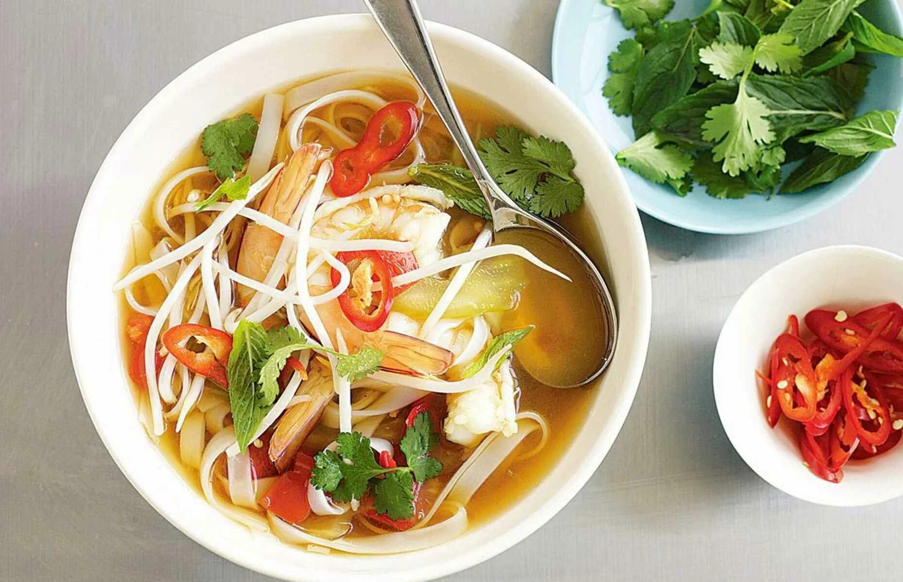 Китайский суп «лапша Вонтон». Китайский овощной суп Чжоу Шэньчжэнь. Суп с рисовой лапшой. Острый суп с лапшой.