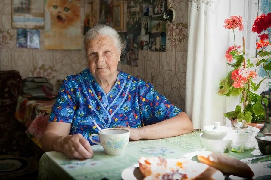 Женщина в возрасте. Одежда для женщин элегантного возраста. Домашняя одежда для пожилых женщин. Фотоальбомы женщин за 50. Бабушка 70 лет.