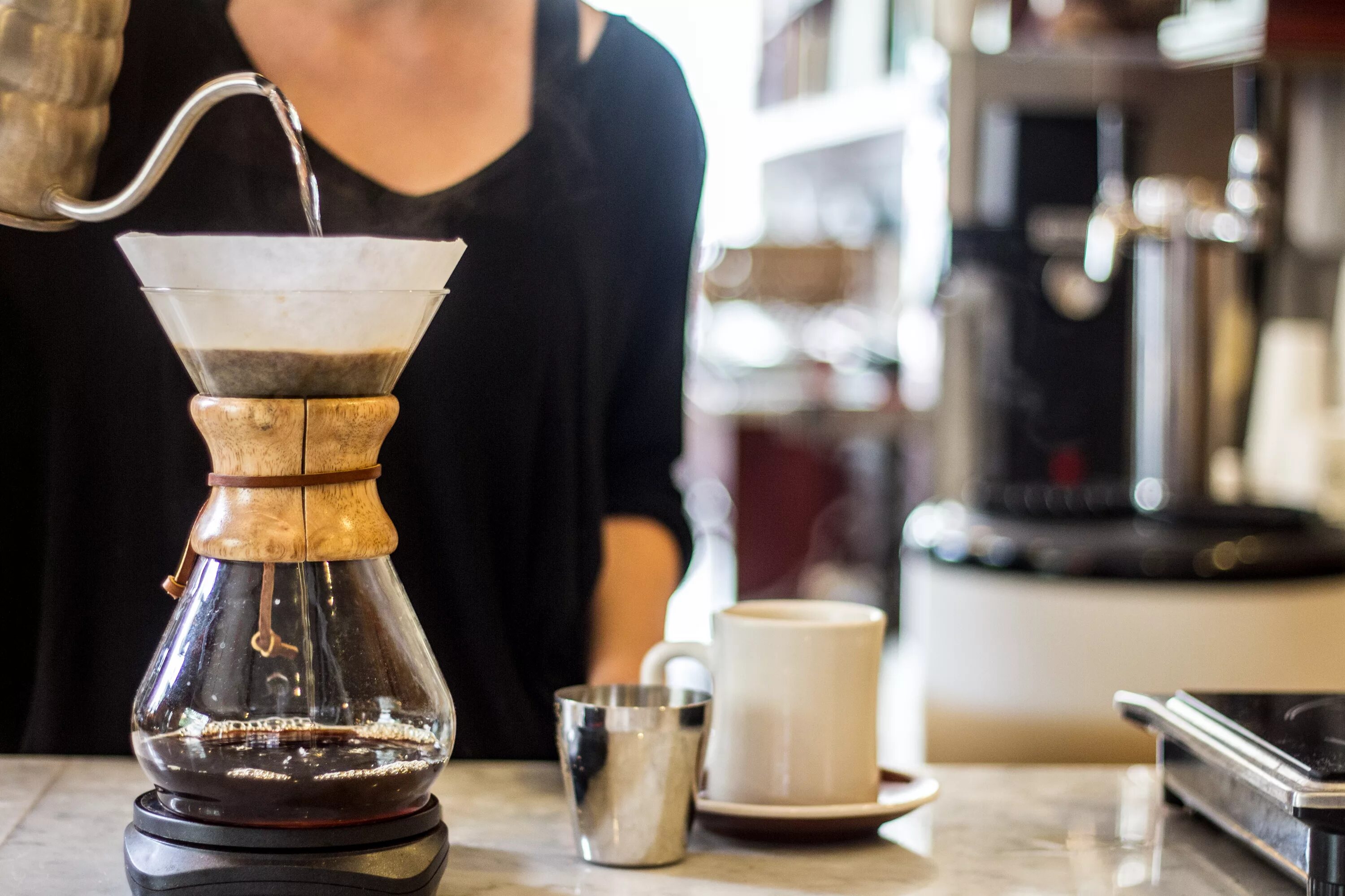 Харио v60 кофе. Кофе через воронку. Пуровер симпл. Харио в60. Кофе через воронку.