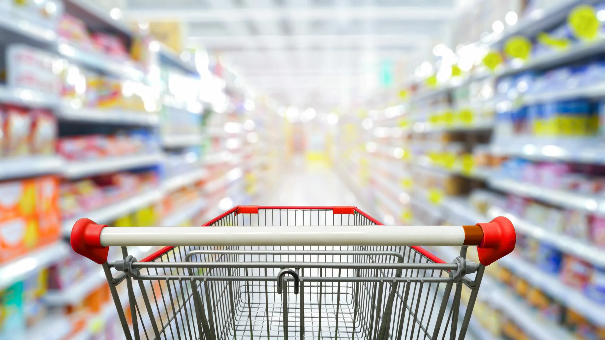 Торговые сети. Пустая красная корзина в супермаркете. Инфляция на продовольственные товар. Фон для продуктового магазина.