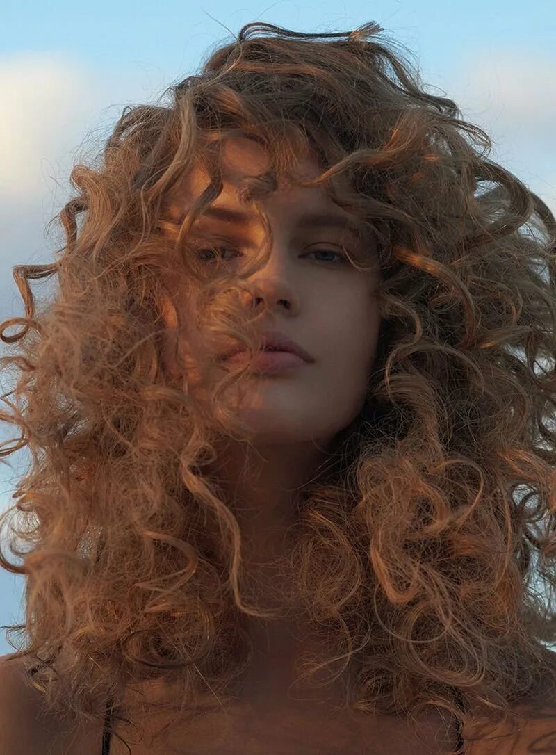 Кудрявые волосы у девушек. Каре сессон на волнистые волосы. Катя василенко кудрявый. Девочка вьющимися волосами. Кудрявые волосы у девушек.