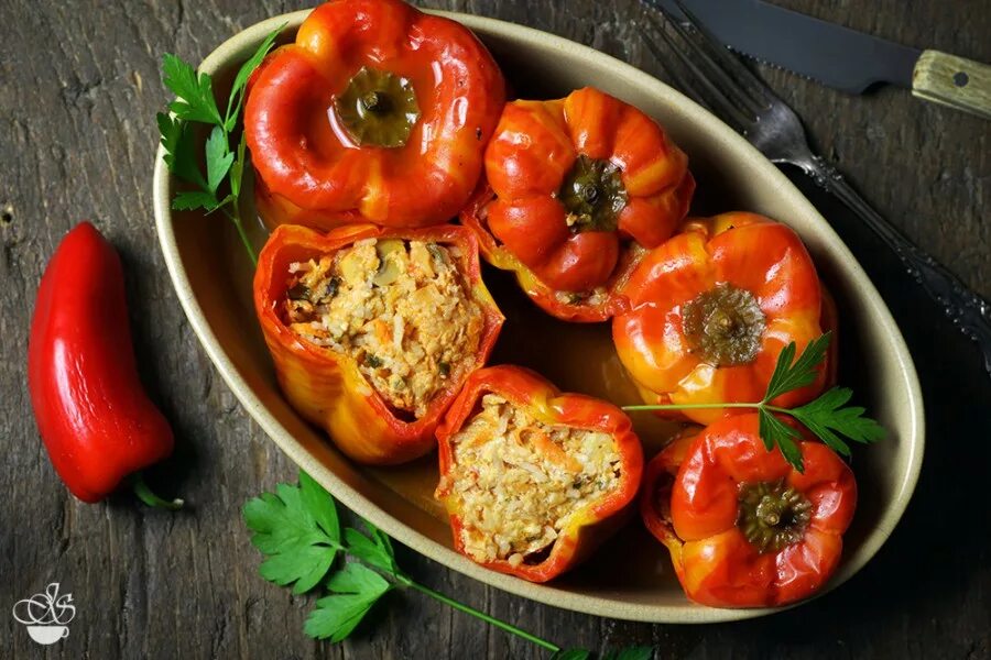 Перцы фаршированные мясом с овощами. Перец фаршир овощами. перчики болгарские фаршированные. перец фаршированный кореньями. тушёные фаршированные перцы.