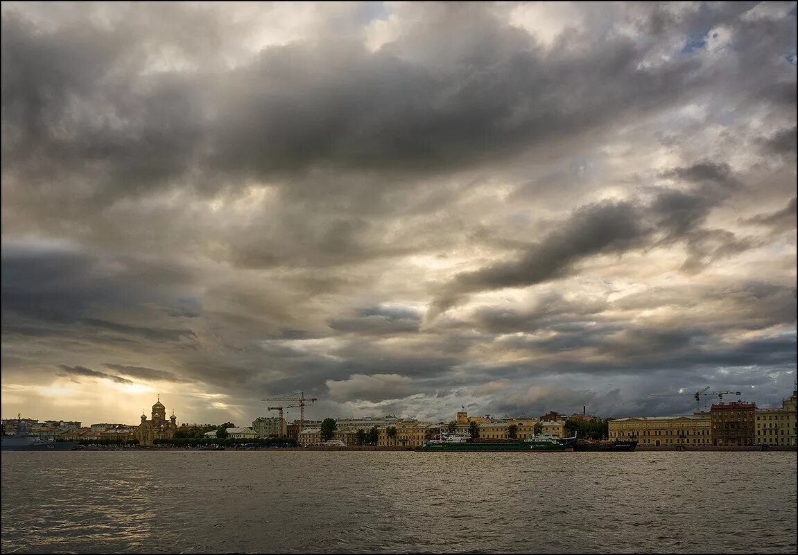 Пасмурный питер. Свинцовое небо Санкт-Петербург. Пасмурный Петербург. Серое небо Питера. Хмурое небо Питера.