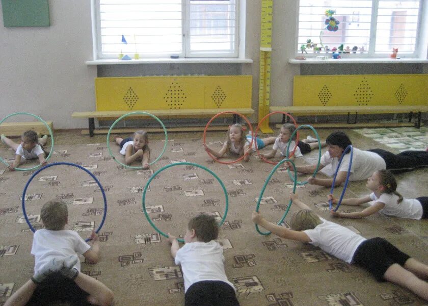 Занятия на мяче в детском саду. Упражнения с мячом в доу. Ору в садике. Оздоровительная гимнастика для детей. Упражнения с палками в детском саду.