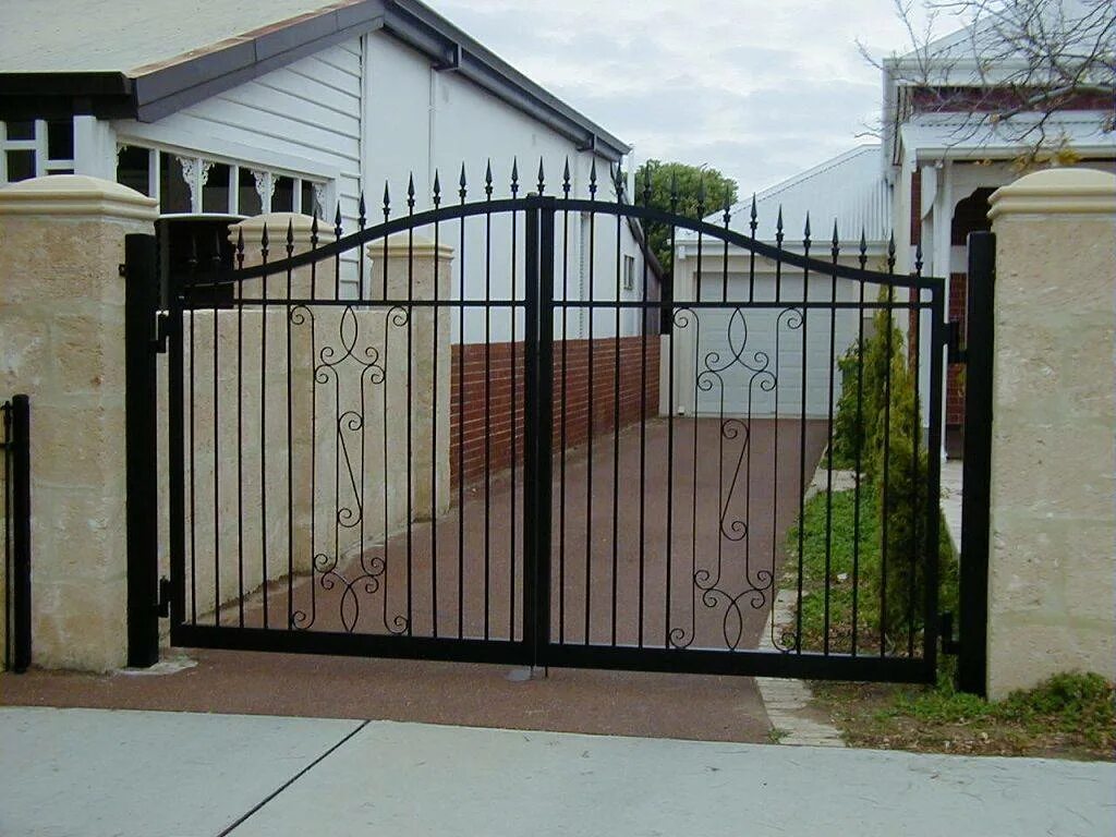 Открой ворота во двор. Современная калитка. Современные ворота. Ворота с калиткой для частного. Ворота в ограду.
