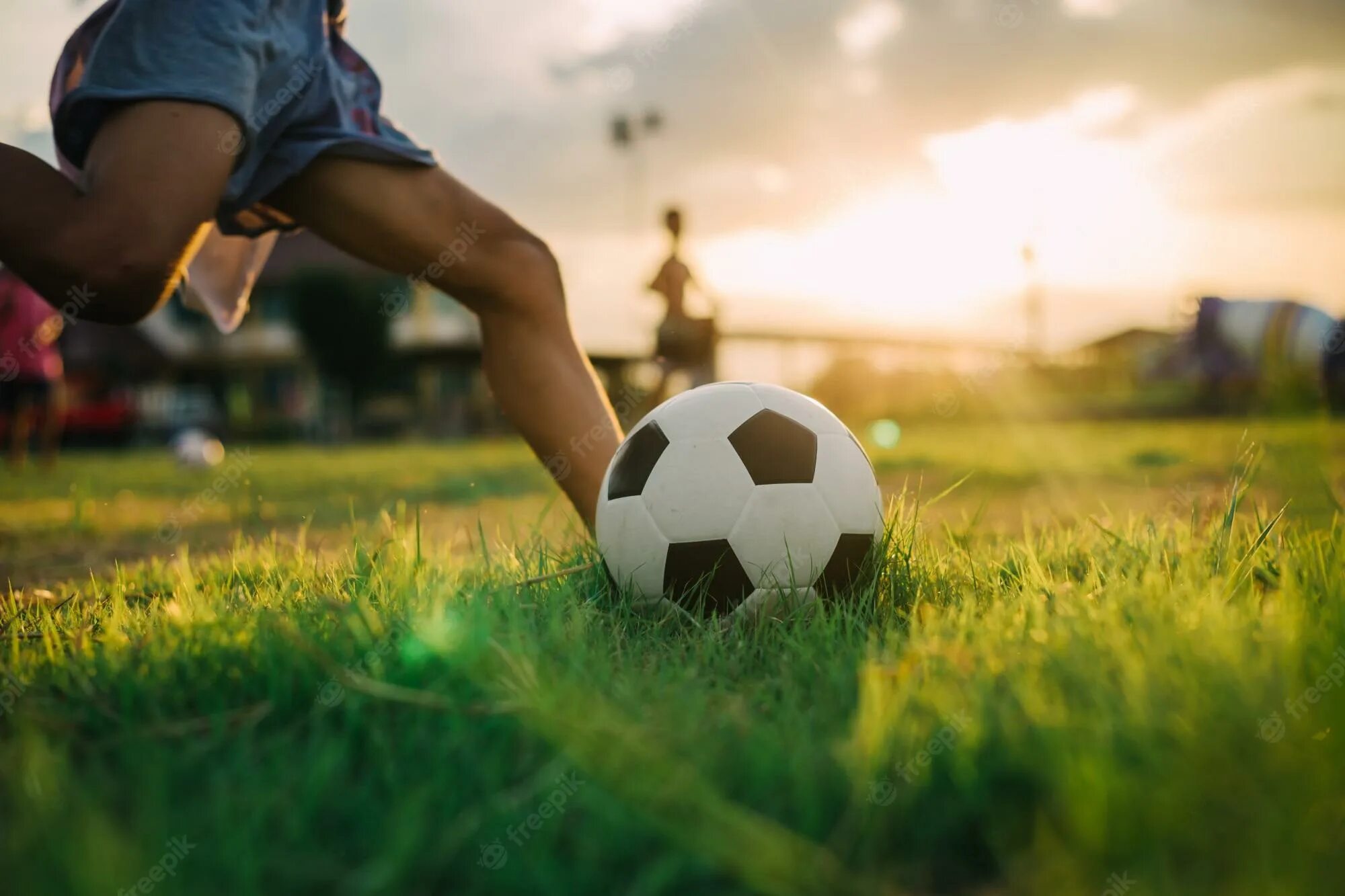 Be the best play. Футболисты на поле. Футбол дети. Мальчик бьет по мячу. Уличный футбол.