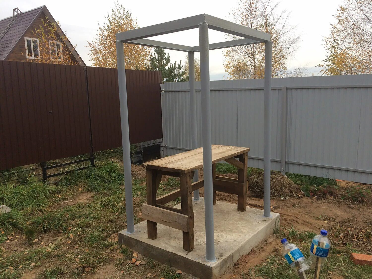 Подставка под еврокуб из металла. Подставка под еврокуб 1.5 метра. стойка под еврокуб 2м. подставка под еврокуб для душа. подставка под еврокуб 2 метра.
