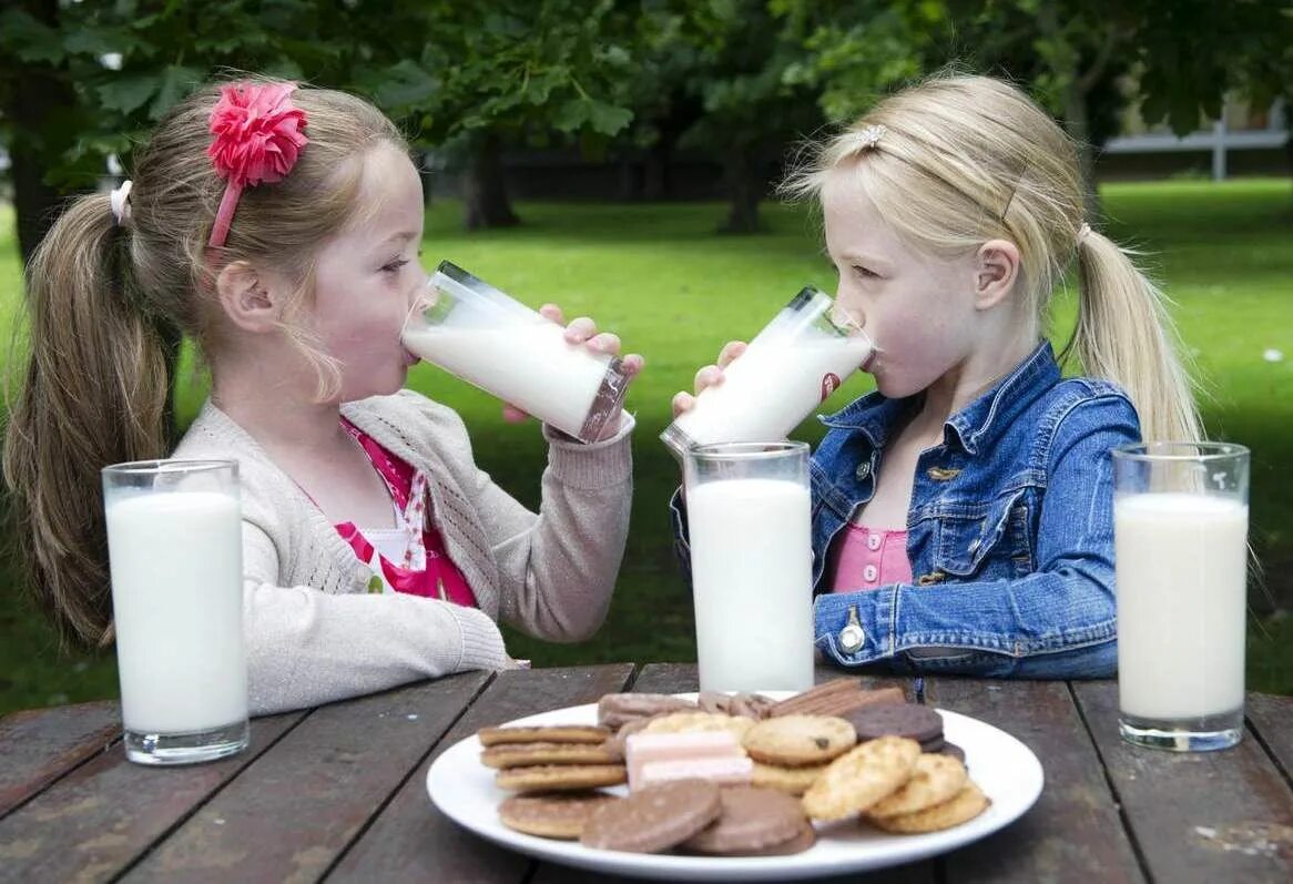 Ребенок пьет молоко. Молоко для детей. Deti Pyot Moloko. Молочные продукты для детей. Для каких детей попить