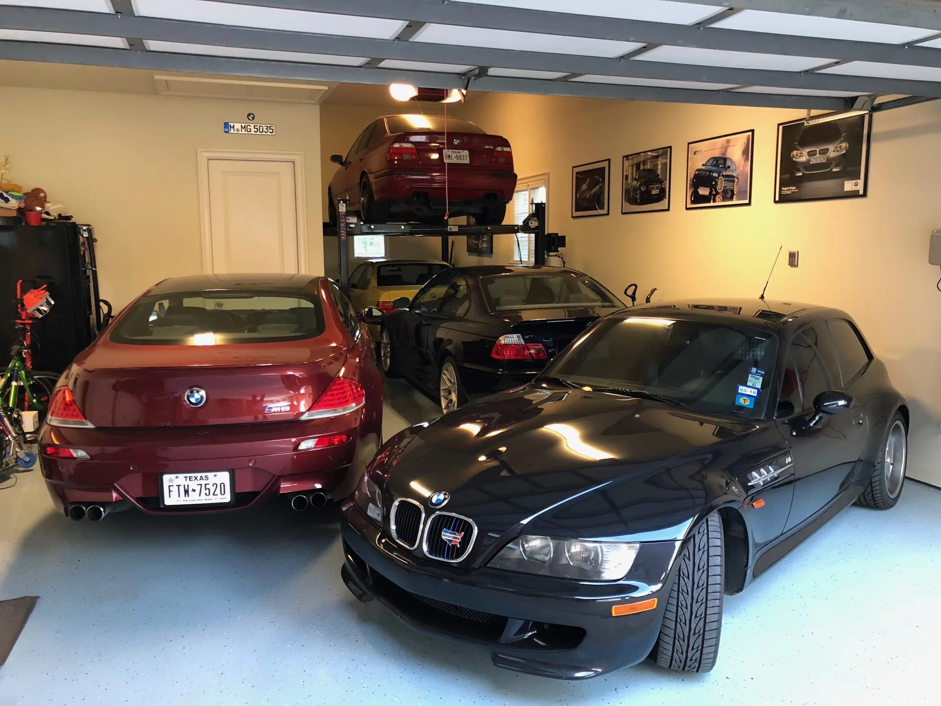 В гараже находилось 340 автомашин. BMW m8 в гараже. BMW m5 в гараже. BMW m5 в гараже Турции.. BMW x5 в гараже.
