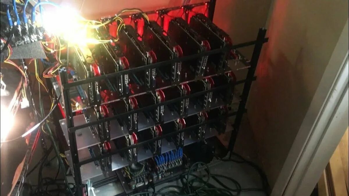 Асик стоит ли. Antminer ферма. Ферма для майнинга. Сгорела ферма для майнинга. Вентилятор для майнинг фермы.