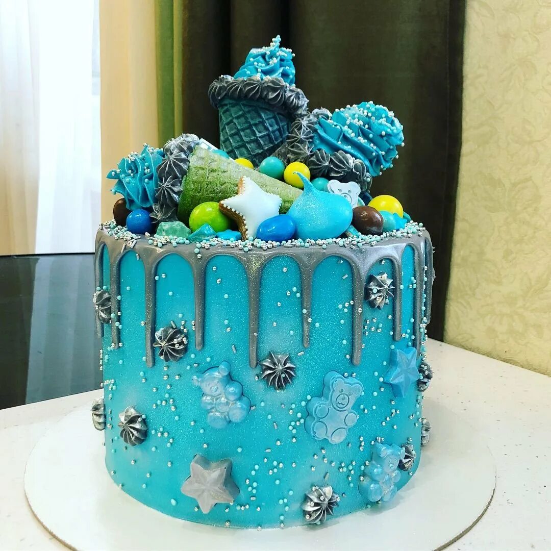 Детские торты для мальчиков. Торт с миньонами без мастики. Торт с бубой для мальчика 3 года. Имбирные пряники для украшения торта. Торт с пряниками.