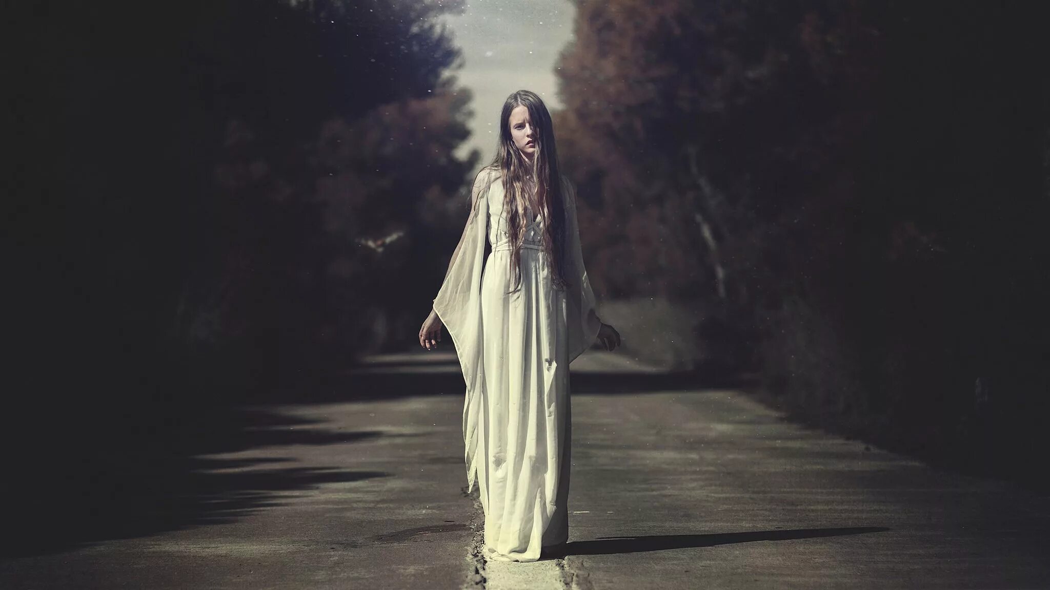 Девушка в длинном белом платье. Женщина в длинном платье. Призрак девушки в белом платье. Девушка призрак.