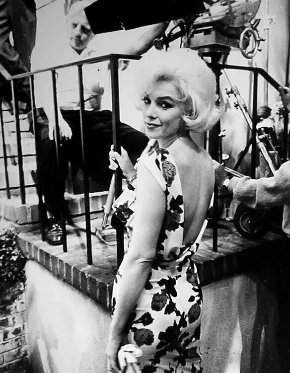 мэрилин монро. бриджит бардо и мэрилин монро. мэрилин монро что то должно случиться. мэрилин монро что то должно случиться. мерлин монро у бассейна.