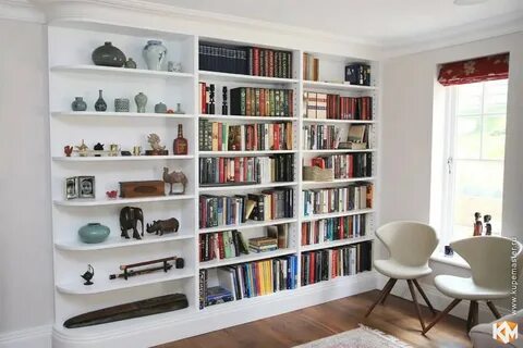 На полку в книжном шкафу