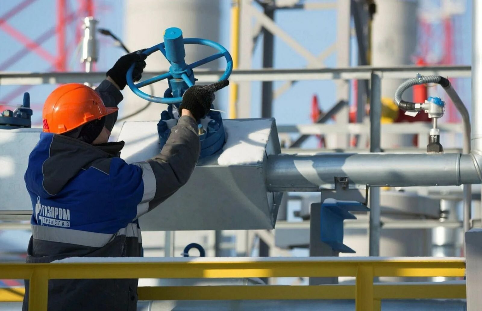 Времена "хуже 90-х". Подрядчики "Газпрома" начали задерживать зарплаты - YouTube