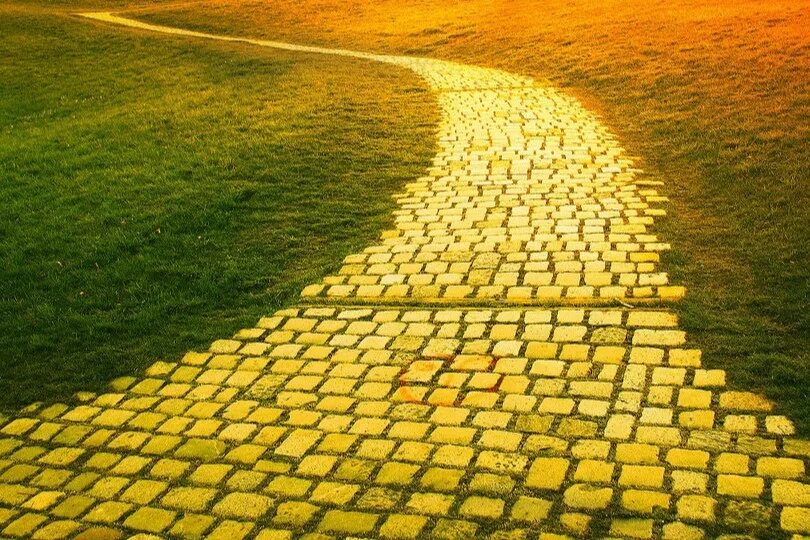 Дорога из жёлтого кирпича изумрудный город. Дорога из жёлтого кирпича изумрудный город. Дорожка из желтого кирпича волшебник изумрудного города. Мюнхен золотая тропа. Тактильные дорожки для инвалидов.