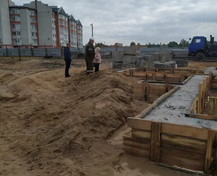 Строят дома для сирот. Стройка многоэтажного дома. начало стройки. строительство детского домика. строящийся дом для сирот брянск.