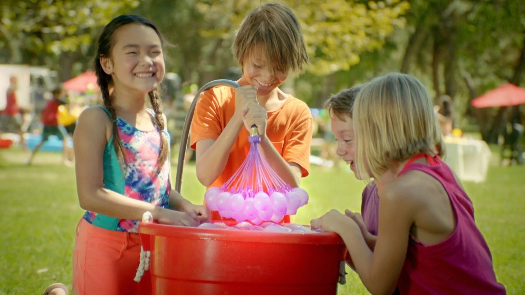 Банчо. Водяные бомбочки bunch Balloons. Банчо Балунс шары с водой. Битва водяными шарами. Игры на улице с водяными шариками.