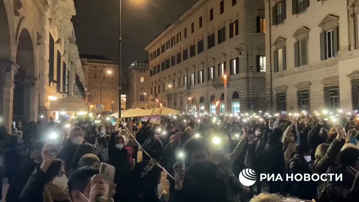 Митинги в италии украина. Митинг в италии. Неофашистский митинг в риме. Неофашистский митинг в риме. Протесты в италии 2022.