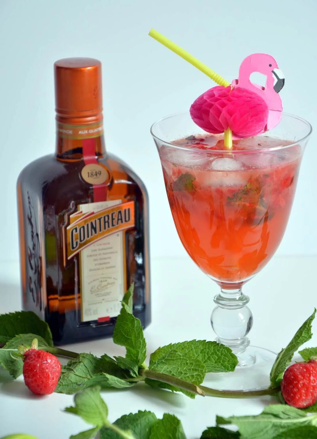 Амаретто Куантро. Cointreau ликер коктейли. Бакарди Куантро. Сироп Куантро. Маленькие ликеры