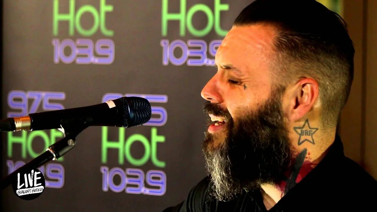 October hate. Джастин фёрстенфелд. блю октобер солист. blue october justin furstenfeld. джастин фёрстенфелд татуировки.