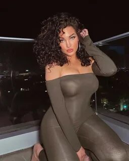 Hottest Pics Of Natalie Halcro Never Seen Before.