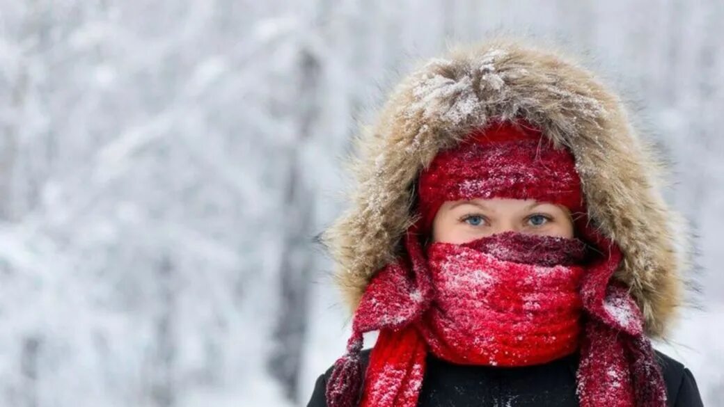 Люди зимой. Зима холода. Люди в теплой одежде. Закутанный в шарф.