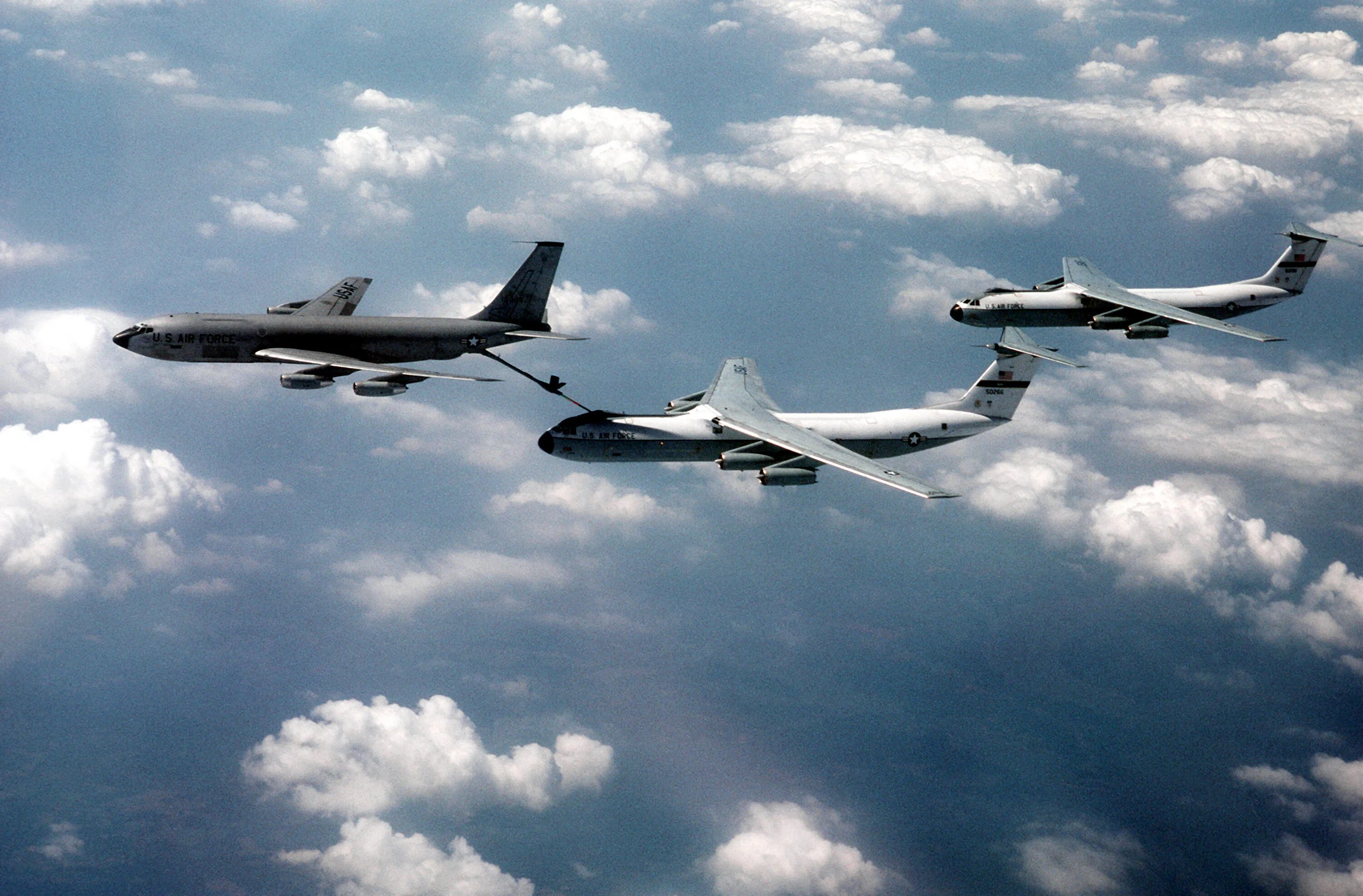 Лагерь самолет 2. Lockheed c-141 Starlifter. B141 самолет. C-141 самолет. Kc-135 самолет.