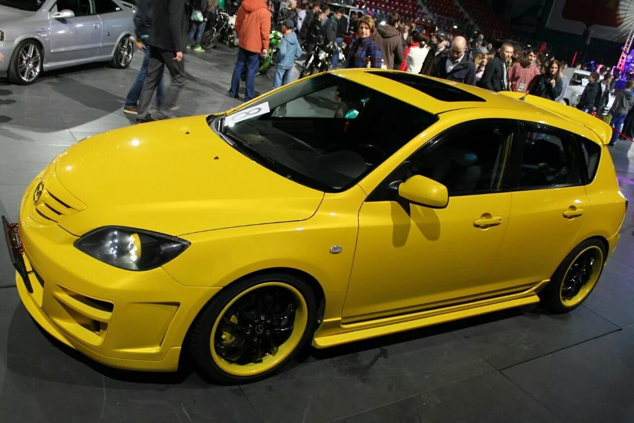 Mazda 3 Yellow. Мазда 3 желтая. Mazda 3 Хэтчбэк жёлтая. Мазда 3 ярко желтая. Mazda желтая