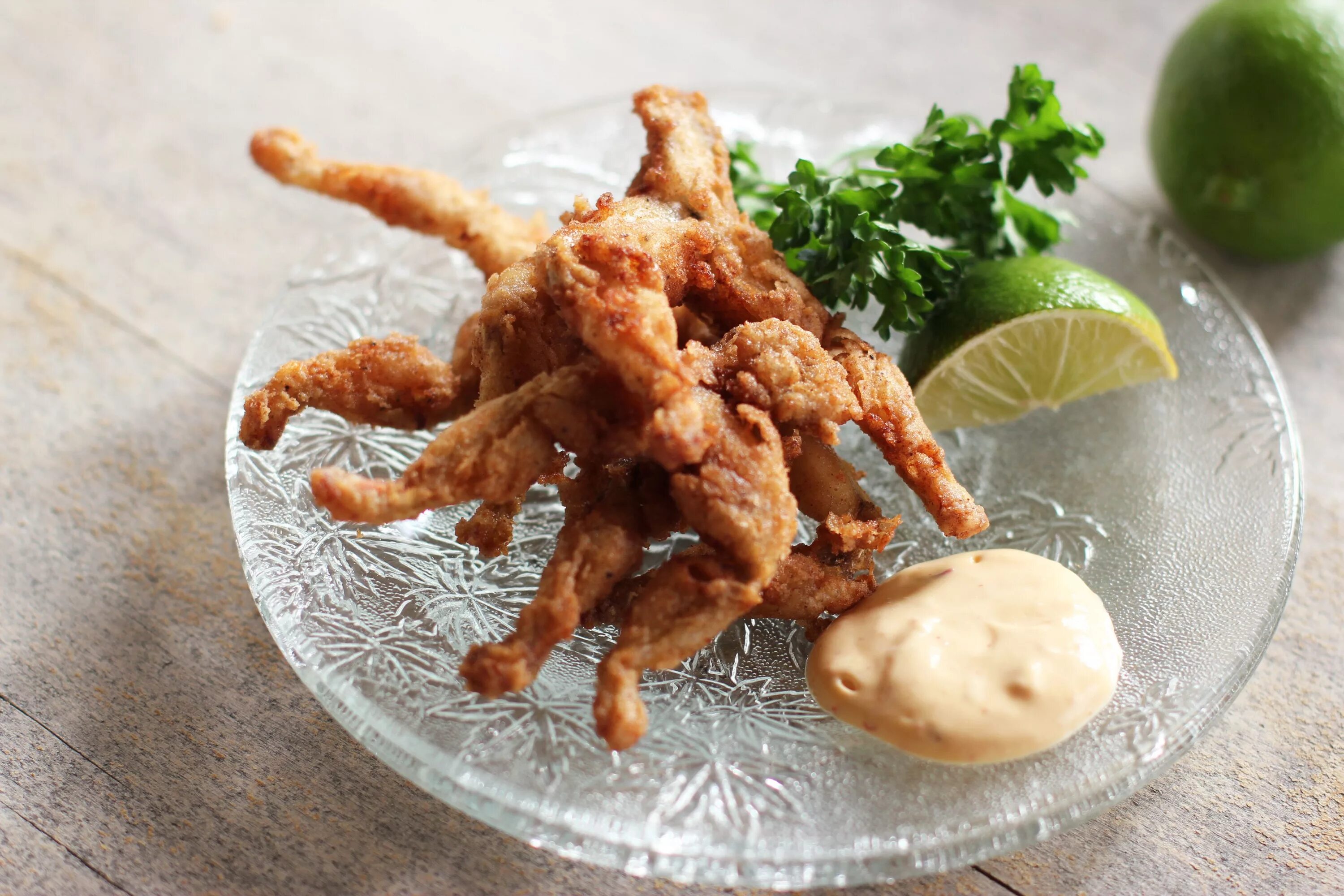 Frog legs. Французские деликатесы лягушачьи лапки. Лягушачьи лапки во Франции. Французская кухня лягушачьи лапки. Лягушачьи лапки французское блюдо.