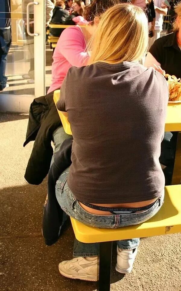 Стринги за партой. Просвечивают трусы в школе. Современные школьницы. Школьницы в стрингах в школе. Трусики одноклассниц в школе.