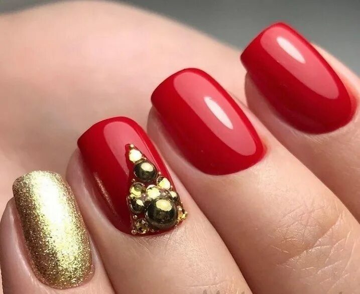 Новогодний маникюр красный с золотом. Маникюр изумрудный с шиммером. Шеллак красный с золотом. Красно зеленый м. Дизайн ногтей красный зеленый с золотом.