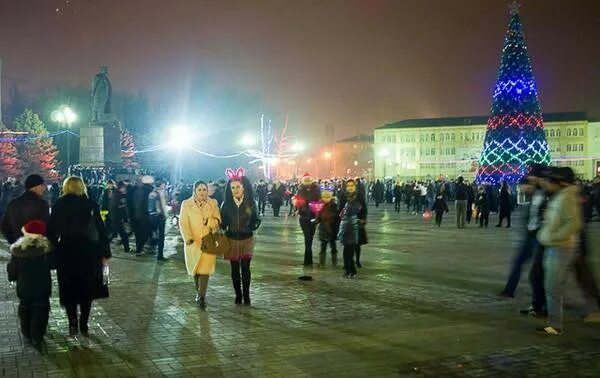 Городская елка дербент 2022. Празднование нового года в дагестане. Махачкала площадь ленина ёлка. Празднование нового года в дагестане. Новый год в дагестане как празднуют.