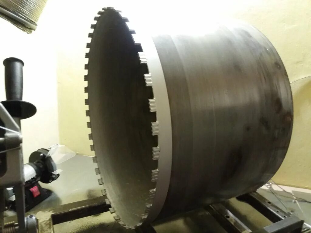 Восстановление коронок алмазного бурения. Напайка алмазных коронок. Напайка коронок алмазного бурения. Напайка алмазных коронок. Станок для припайки алмазных коронок.