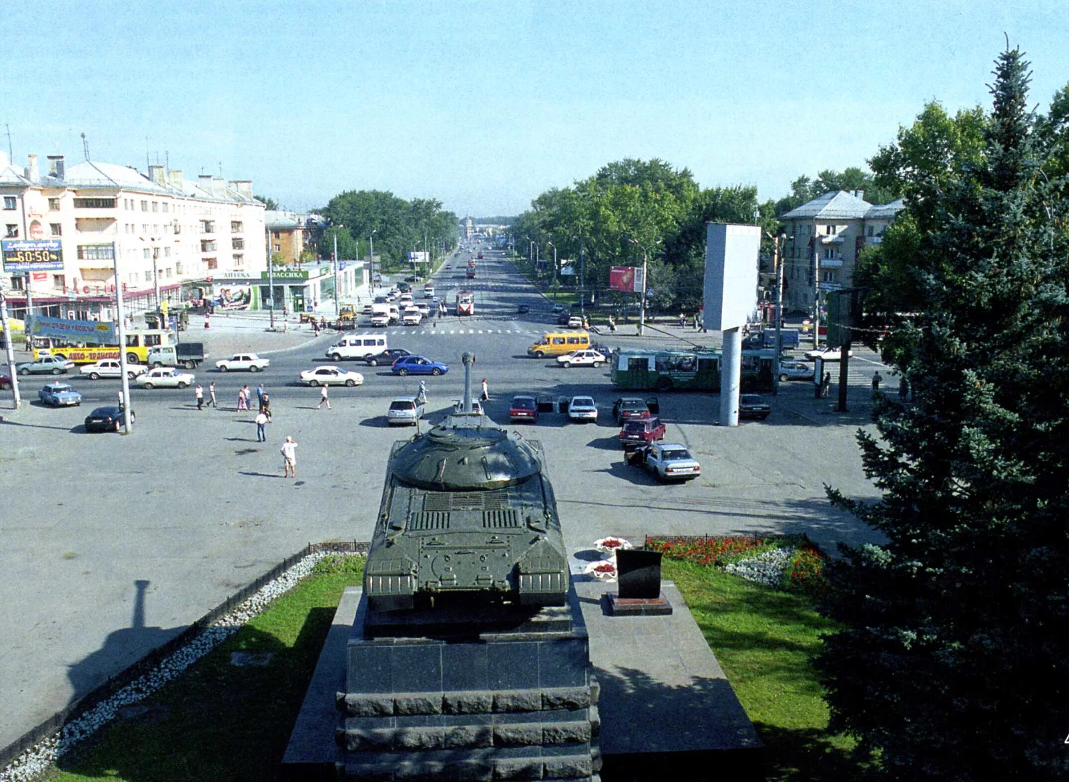 Комсомольская площадь Челябинск. Танк на Комсомольской площади в Челябинске. Город Челябинск Комсомольская площадь. Памятник танк на Комсомольской площади Челябинск. Площадь ис