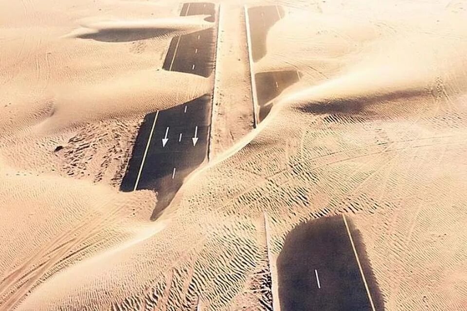 Включить пустыню. Дорога в пустыне дубай. оаэ пустыня дорога. dubai half desert road. дорога которая победила пустыню.