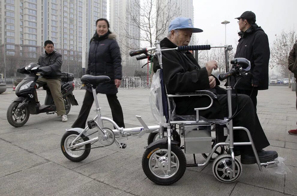 Каким то странным инвалидом. Инвалидная велоколяска. Велоколяска для инвалидов. Трехколесная инвалидная велоколяска СССР. Китайские велосипеды коляска.