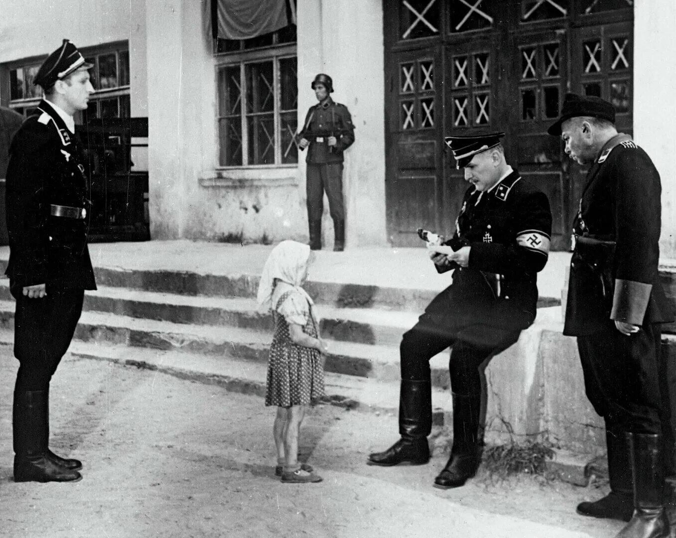 Девочка ищет отца 1959. Девочка ищет отца 1959. Военный фильм девочка ищет отца. Анна каменкова девочка ищет отца. Девочка ищет отца 1959.